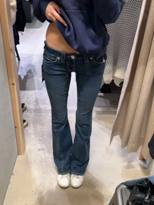 True religion jeans - Säljer mina true religion jeans, aldrig använda endast testade i butik, modell joey, lågmidjade. ALLA BILDER ÄR MINA EGNA.skriv om ni undrar över något💕 köpta på carlings här om dagen, har kvitto och allt kvar, nypris 1400kr