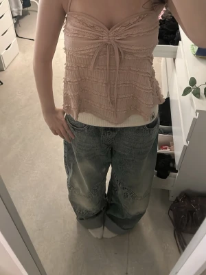 Ljusrosa volangig linnetopp - Supersöt ljusrosa linnetopp med volanger och knyt framtill. Toppen är ärmlös med tunna axelband och har en luftig, loose passform. Perfekt för varma dagar och ger en romantisk vibe till outfiten. Från shein💕