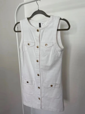 Ny denim klänning  - Vit ärmlös denim klänning från H&M i storlek xs :)
