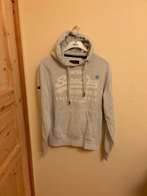 Vintage Superdry Hoodie  - En väldigt snygg Superdry Hoodie i väldigt bra skick! Storlek Xl men skulle säga att den passar storlek L 🙌                                                                          Hör av er vid mera frågor/bilder 🙌🤝