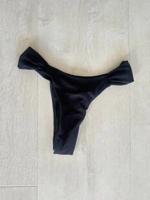 Bikini - Svart bikini underdel, helt oanvända med lapp kvar! Stl S🩷  Stretchigt material, passar Xs-M