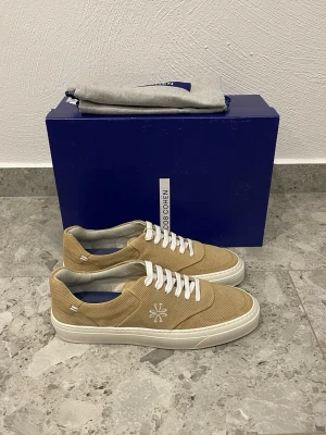 Beige Jacob Cohen sneakers - Helt Nya Jacob Cohen Skor || Storlek 42,5 || Nypris ca 4000kr || Mitt pris 1999kr || Box och Dustbag medföljer || Tveka inte på att höra av dig vid frågor eller funderingar 