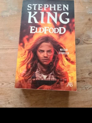 Eldfödd pocketbok Stephen King, eldfödd (bok) 4 cd rock(2)  - Säljer boken 'Eldfödd' av Stephen King i pocketformat. Omslaget är svart och orange med en tjej omgiven av eldflammor. Boken är på svenska och utgiven av Albert Bonniers Förlag. Perfekt för dig som gillar skräck och spänning. Säljer även boken Everything, everything av Nicola Yoon. 