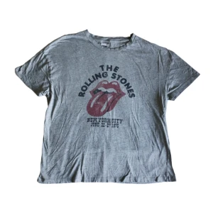The Rolling Stones band tröja/ graphic tee/ T-shirt med tryck, rock/ 60tal/ 70tal/ 60s/ 70s - Grå Rolling Stones band T-shirt! Står S men är baggy i storleken