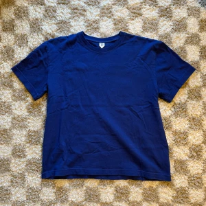 Blå ARKET t-shirt i bomull M - Oversized t-shirt från Arket i tjock bomull. Snygg mörkblå färg som passar skitbra till ljusa linnebrallor. Knappt använd.