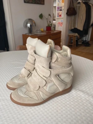 Isabel Marant skor - Supersnygga marant skor i storlek 38. Superbra skick å använd fåtal gånger. Hör av er för frågor eller fler bilder🩷