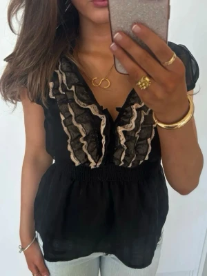 Svart blus med volangdetaljer - Super söt topp nyskick!! M men passar sitter snyggt och passar S ❤️❤️ SÄNKER VID SNABB AFFÄR NYPRIS CA 250kr