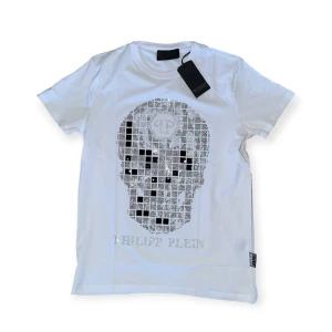 Philipp plein t-shirt, vit, storlek L - Helt ny, högkvalitativ replika  Storlek: L  Pris: 949 kr  Leverans: Skickas inom 24 timmar  Observera: Begränsat antal i lager – först till kvarn gäller  