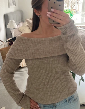 Beige off shoulder stickad tröja - Beige stickad tröja, ribbad och bred off shoulder-krage. Långa ärmar och såå mjukt material som ger en snygg look.☀️ Storlek S, och knappt använd.💌