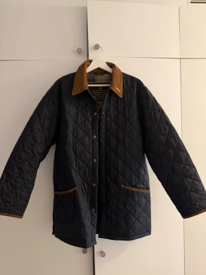 Barbour Liddesdale - Inköpt på NK i höstas och är i storlek S. Superbra skick och en schysst jacka för höst/vår. Säljs för 500kr. Välkommen att buda!