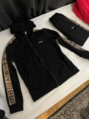 Tracksuit  - Storlek M, den passar alla som har S också 