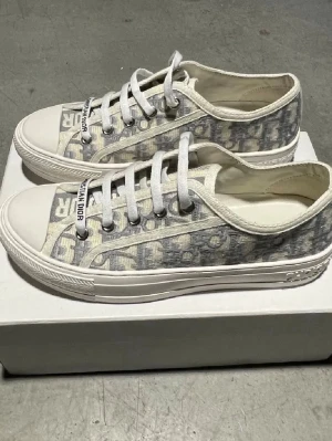 Christian Dior Skor - Christian Dior Walk’N’Dior | Oanvända | Jättefina inget fel på de | Kvitto finns | Box medföljer | Skriv i DM om du har någon fråga💕 