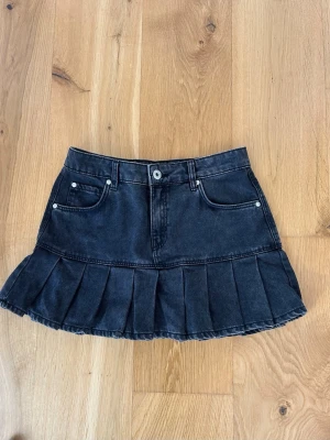 Svart volang jeans kjol  - En svart volang jeanskjol som är från Bershka 
