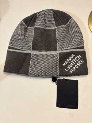 Grå mössa - Helt ny aldrig använt. Skickar samma dag om inte sent