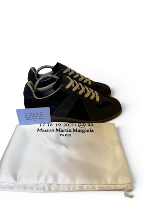 Svarta maison margielas med box och påse - • Svarta maison margielas.                                      • Påse och box.                                                           • Storlek 43 eu 