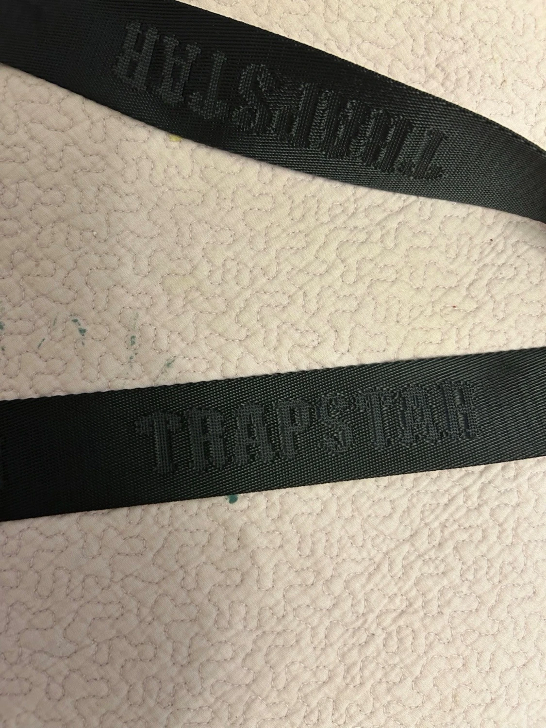 Trapstar svart axelväska med emblem - 2