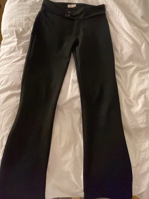 Nelly byxor  - Säljer dessa low waist byxor från Nelly i storlek xs skulle säga att de passar mellan 34-38 beror på hur man vill att dem ska sitta är använda och har lite tecken men inget märkbart de är helt slutsålda på Nelly och finns inte att köpa 