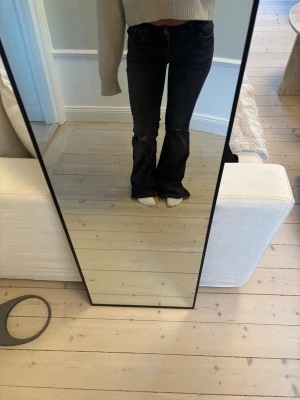 Lowwaist bootcut jeans - Lågmidjade bootcut jeans från Nelly. Super snygga! Storlek: 34