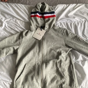 Monclear kofta - Monclear hoddie med zip, knappast använd och inga skador på den.