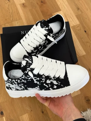 Numeris - Helt nya Numeris, aldrig använda. Kommer som på bilden. Påse snör låda mm. Storlek 44