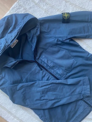  Stone Island jacka  - Tvärfet Stone Island jacka med fet blå färg! Mycket bra skick! | Hör av dig vid fundering!