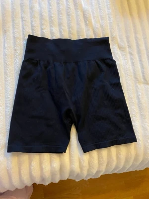 Svarta ribbade träningsshorts  - Svarta träningsshorts med hög midja och ribbad struktur. Stretchigt material som sitter skönt🏋️‍♂️