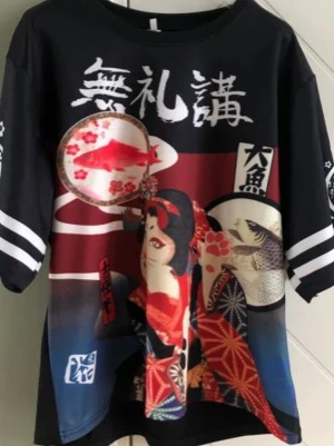 Svart t-shirt  - Tröja som köptes här på plick. Är använd men i mycket gott skick, materialet är polyester. Bilderna är inte mina.