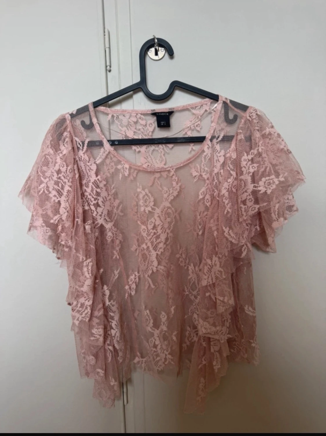 Rosa spetsblus med volanger