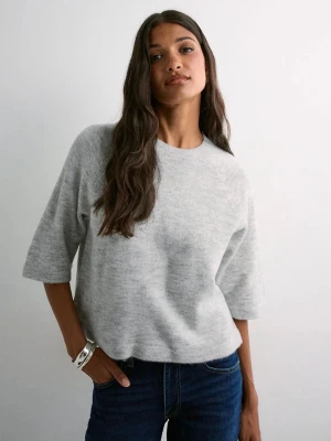 stickad tröja - säljer denna trekvartsärmade tröjan från only den är i helt nytt skick, aldrig använd och har prislappen kvar!💕🥰