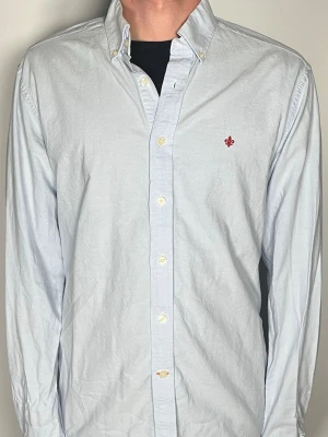 Morris skjorta - Säljer en riktigt snygg och trendig Morris skjorta i fint skick, storlek M, vid frågor är det bara att skriva //Gramenti