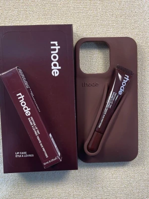 rhode skal + liptint - Skal+Liptint+box följer med! passar iphone 13/14/15. helt nytt oanvänt! coffe brown 🤎