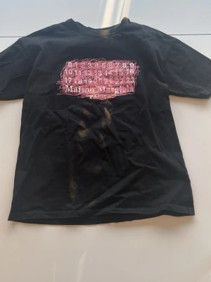 Maison Margiela svart t-shirt - Svart Maison Margiela t-shirt. Säljer då den är förliten. Va inte rädd för att ställa några frågor!!