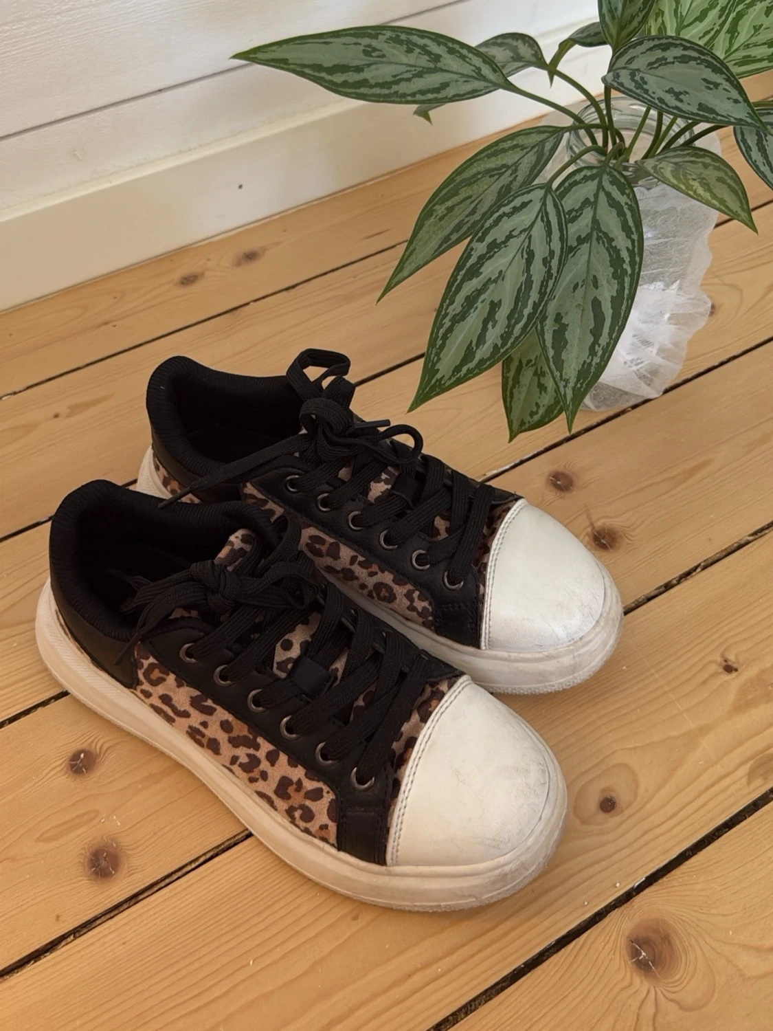 Leopardmönstrade sneakers med svarta detaljer