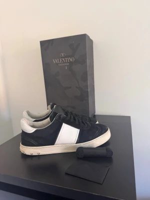 Svarta Valentino flycrews  - Säljer dessa feta flycrews i storlek 39 men är stora i storleken så passar 40. Bra skick och såklart äkta. 22/22 nitar kvar . Slitage i hälen därför priset men det synns inte när skorna är på .Box och extra snören följer med. Skriv om det minsta lilla😃nypris 5000 +