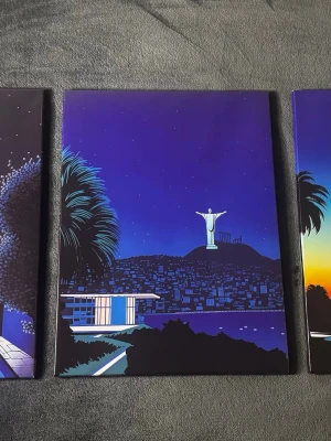 Set med tre färgglada tavlor - Säljer ett set med tre moderna tavlor med motiv av stadssilhuetter och landskap. Tavlorna har starka färger som blått, lila och orange, och är tryckta på canvas. Motiven inkluderar palmer, byggnader och en ikonisk staty. Perfekt för att ge rummet en cool och urban vibe.