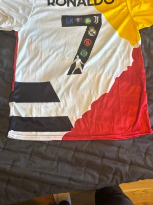 Fotbolls tröjor  - Hej! Jag säljer en bunt av fotbollströjor, dom e storlek M-L och finns mer, hör av er om pris Och mer bilder om du e intresserad!🙌🤗