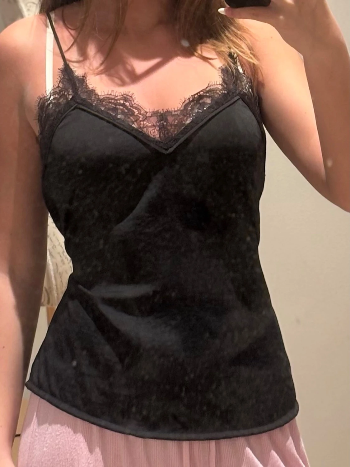 Svart linnetopp med spetsdetaljer