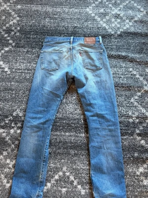 Levis 501 - Klassiska jeans, några slitningar och storlek ser ni på sista bilden.