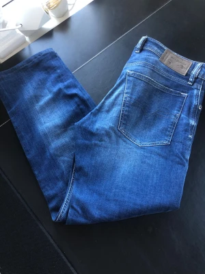 Diesel Waykee - Säljer ett par riktigt snygga Diesel waykee. Storleken på jeansen är W30, L32. Passar XS/S/M. Perfekta till vardagslooken och passar till det mesta. Säljs för 199kr pga att jag inte får användning av dem och nypris är 1300-1800kr!☺️