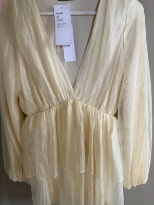 Ljus omlottklänning från Ginatricot - En jätte fin gul klänning från gina tricot, perfekt till midsommar. Säljer då den var för stor för mig. Nypris 499. Säljs även på andra appar så skynda och fynda!