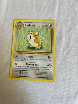 Pokémonkort Raticate 2016 - Säljer ett samlarkort från Pokémon med Raticate, nivå 41 och 60 HP. Kortet har gul ram och motiv av Raticate mot en grön bakgrund. Kortet är från 2016 och har attacker som Crunch och Shadowy Bite. Perfekt för dig som gillar att samla Pokémonkort!