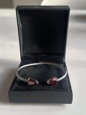 Heart necklace  - Armbandet  är aldrig använd och 100 % rost- och nickelfri. Den är justerbar och passar därför alla! Hör gärna av dig om du har några frågor ☺️