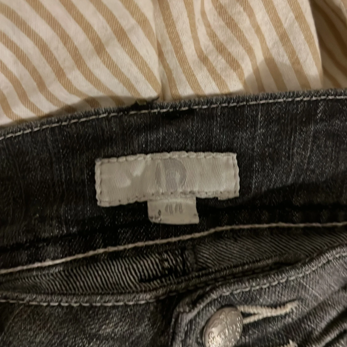 Grå bootcut jeans med slitningar - 3