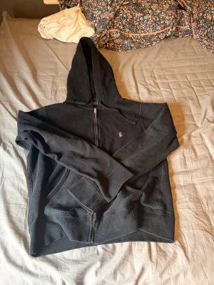 Svart hoodie från Polo Ralph Lauren - Hej. Jag har fått en låda med kläder från en familje kompis där jag hitta denna tröja som säkert kan ha något slags värde jag tror de är till en tjej i storlek S. Den har säkert varit använd men de är verkligen inget man ser på den utom att man känner att den har varit i en tvättmaskin. De är bara att höra av sig om du har någon fundering. Priset kan ändras lite om de är en smidig affär. 