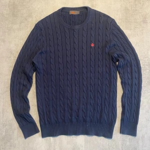 Mörkblå Kabelstickad Morris tröja  - Jag Säljer en fet tröja från Morris| skicket på tröjan är bra 8/10  | storlek M| ny pris 2000: mitt pris är 399 | skriv vid frågor och funderingar  