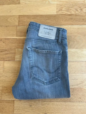 Jack and Jones slim jeans - Säljer dessa snygga ljusgråa jeans från Jack and Jones. Jeansen är i modellen Slim Glenn och storlek W28 L30. Jeansen har tecken på användning men inga hål eller liknande. De är fortfarande i bra skick. Vid frågor eller funderingar är det bara att höra av sig.