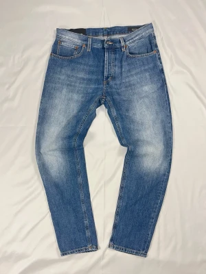 Dondup Brighton Carrot Fit – Premium Jeans – 10/10 - Färg: Ljusblå | Modell: Brighton Carrot Fit | Storlek: W31 | Skick: 10/10 | Stretch | Premium 
