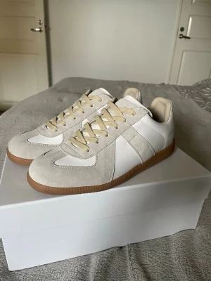 Maison margiela  - Passade mig inte riktigt och känner för att sälja dom, helt oanvända och i perfekt skick, ingår även extra snören. Hör av dig vid frågor och pris kan diskuteras 