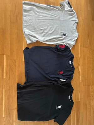 3-pack t-shirts från U.S. Polo Assn. - Säljer tre snygga t-shirts från U.S. Polo Assn. i färgerna grå, marinblå och svart. Alla har korta ärmar och rund hals, med broderad logga på bröstet. Perfekta basplagg till garderoben och riktigt sköna i bomull. 100 kr styck 250 för alla! Fråga gärna om ni undrar över något!😁