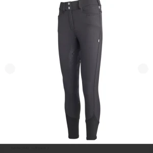 Svarta ridbyxor från Kingsland - Snygga svarta ridbyxor från Kingsland med helskodd design och diskret logga broderad vid fickan. Byxorna har smal passform, bälteshällor och dragkedja fram. Perfekta för dig som vill ha stilrena och funktionella ridbyxor. Inte använt så mycket! Nypris 2000kr mitt pris 700 kan tänka mig gå ner 